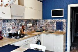 Белая кухня в синем интерьере 1